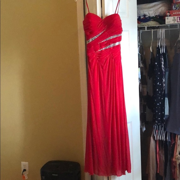 Red Gown - Picture 2 of 7